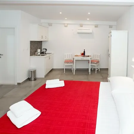 Old City Studio Apartment *